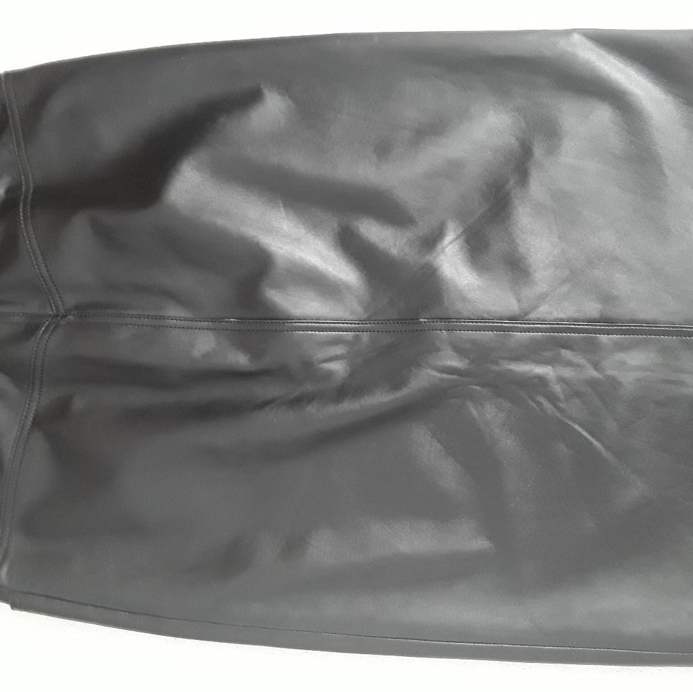 DKNY Women's size 8 leather skirt.